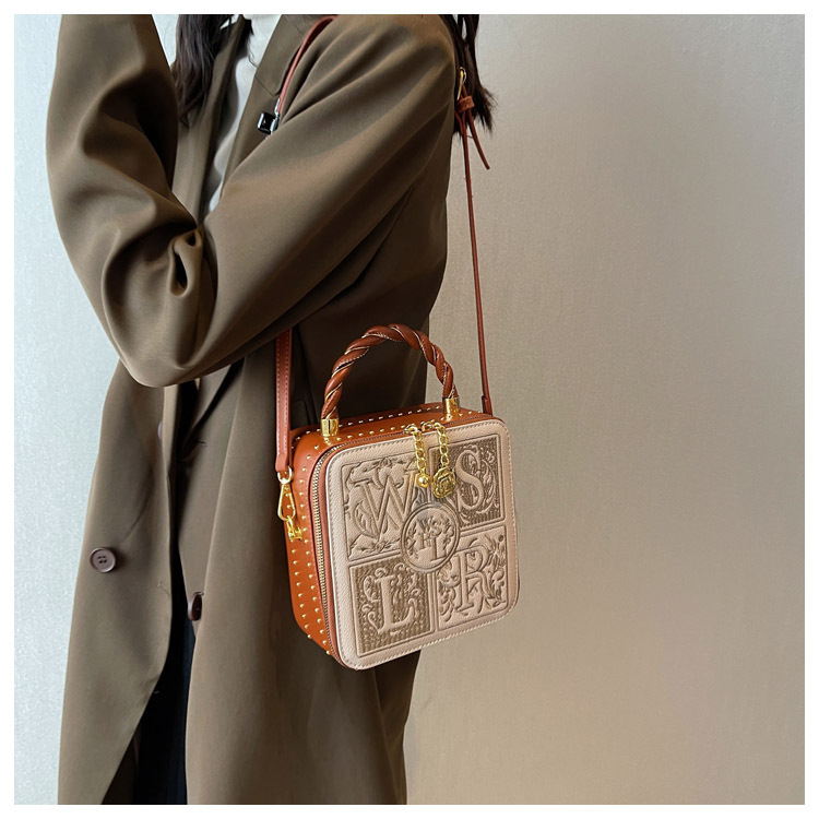 A New High-end Hand-held Embroidered Small Square Bag with A Niche Design. The Texture is Stylish and One Shoulder Diagonal Cross Box Bag_voghion.com