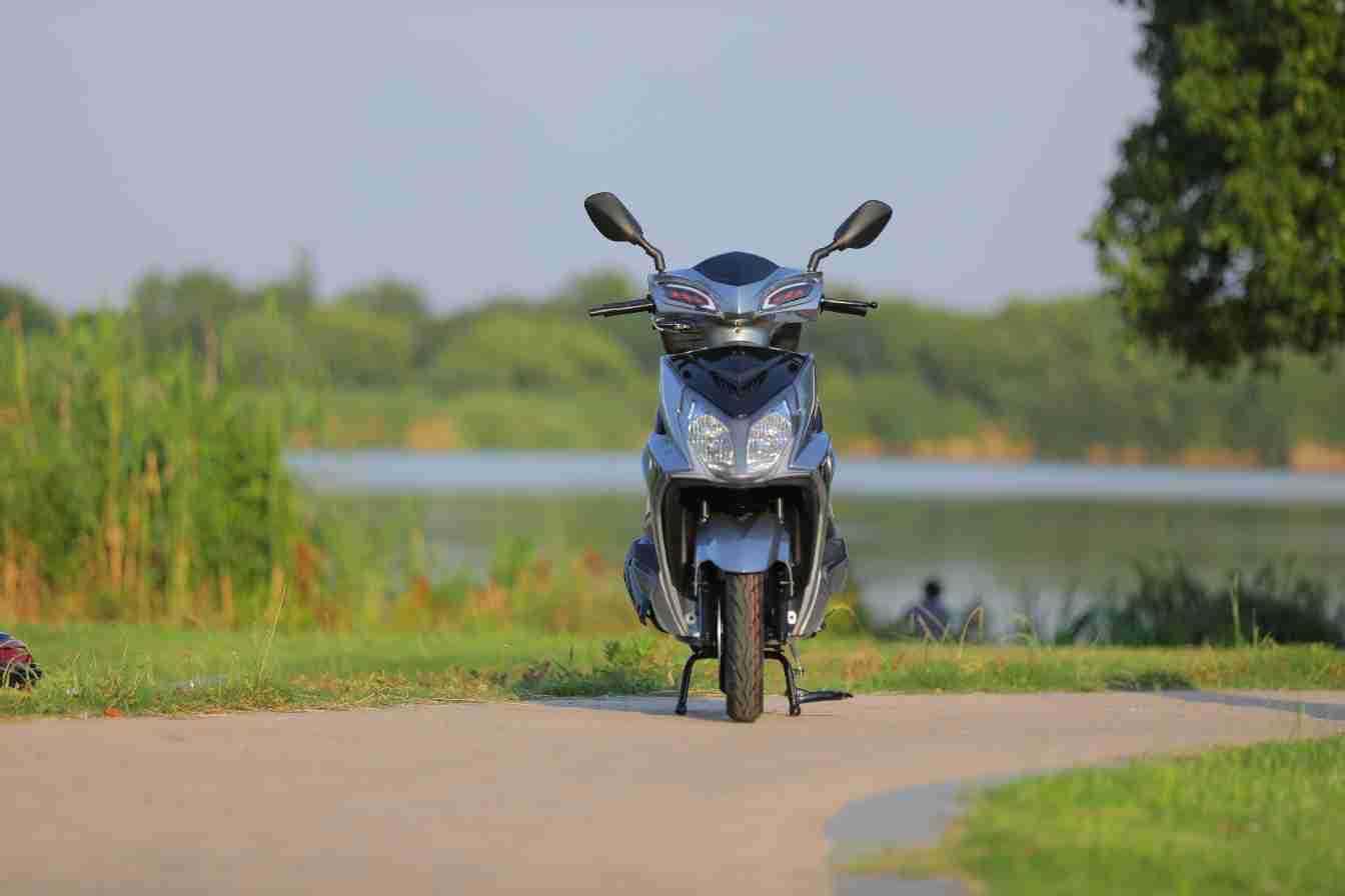 Brand New Domestic Fuel Scooter, High Power, Long Battery Life, Fuel-Saving Motorcycle, Adult Commuting and Long-Distance Running King