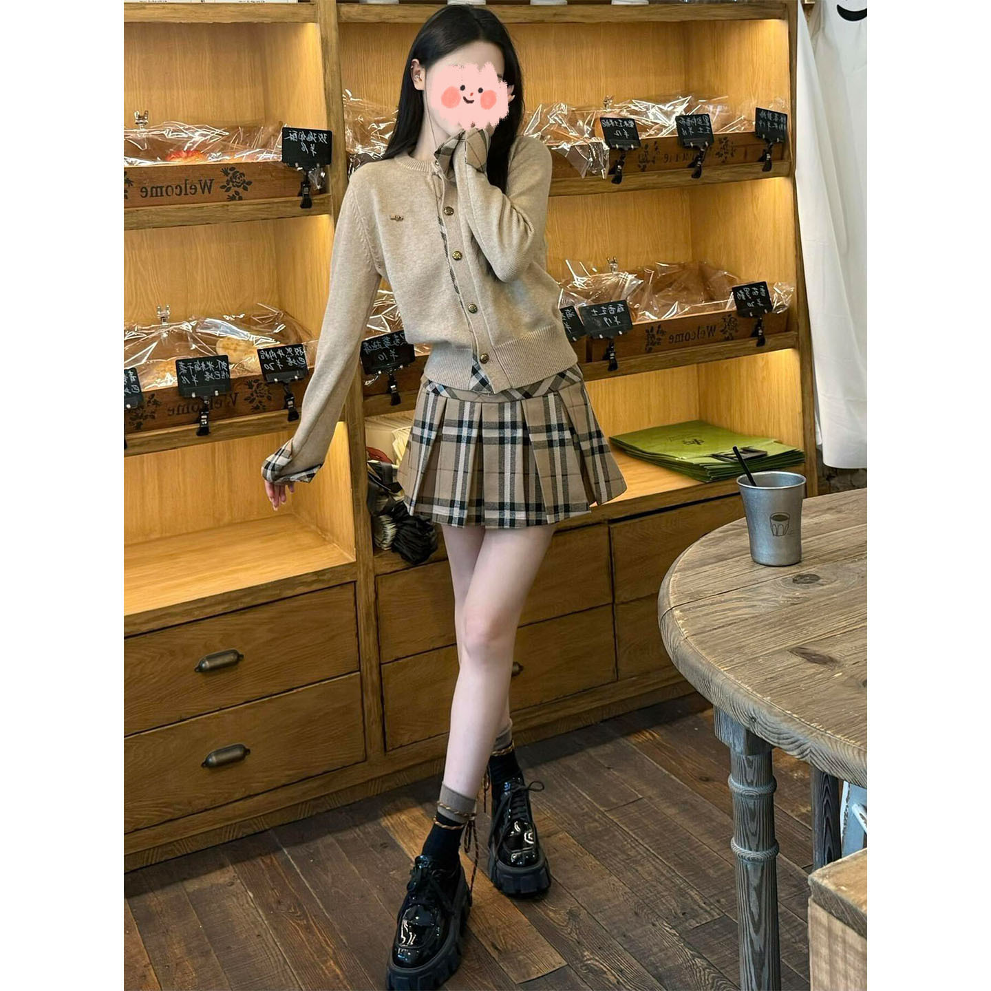 Qadın üçün trikotaj jaket və plaid yubka dəsti