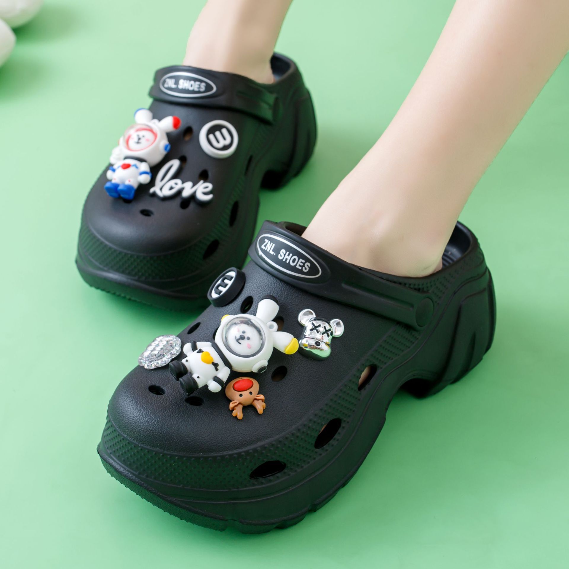 Einteilige Lochschuhe mit dicken Sohlen, Sommer-Oberbekleidung für Damen, 2023, neue rutschfeste, erhöhte Baotou-Stepp-Sandalen und Hausschuhe_voghion.com
