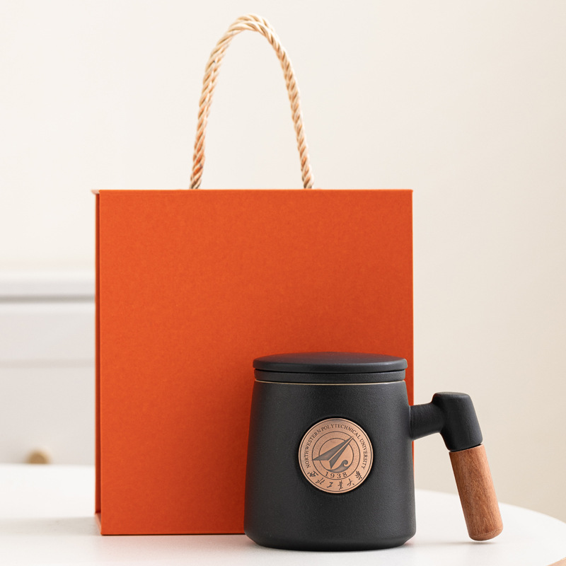 Taza de cerámica famosa escuela taza de filtro taza de marca taza de metal bronce relieve impresión LOGO taza de agua taza con tapa caja de regalo