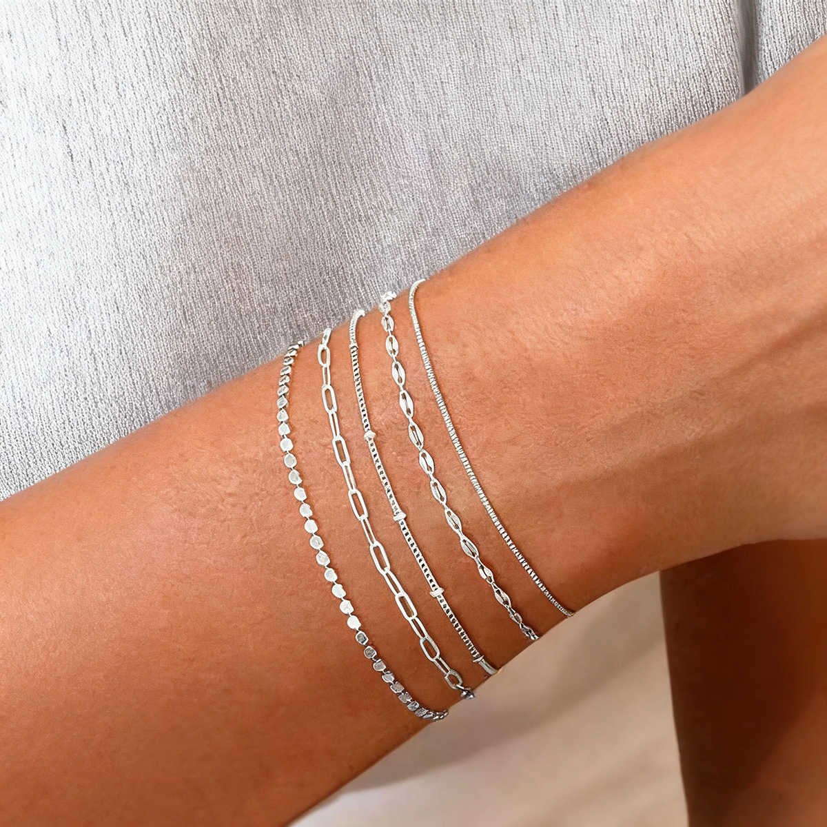 Pulsera minimalista de capas apilable ligera y cómoda_voghion.com
