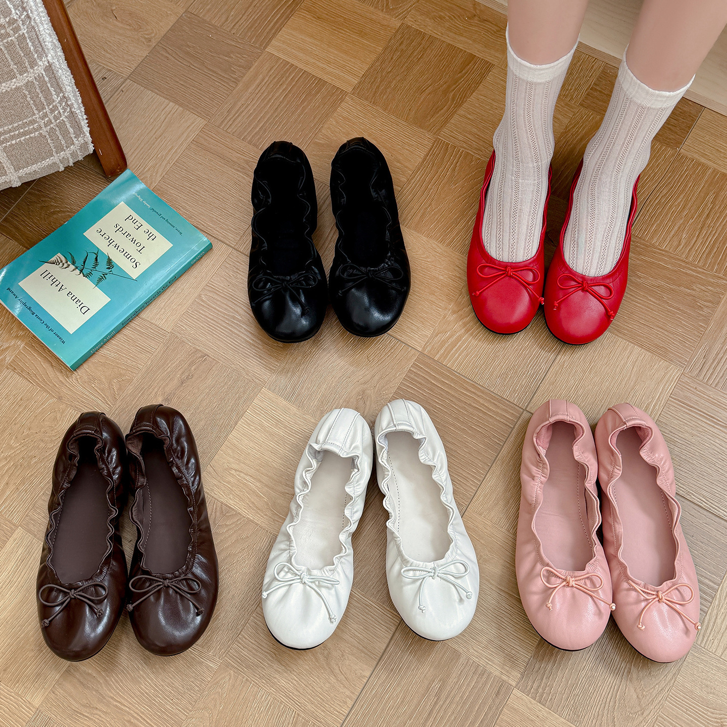 Giày ballet nữ mũi tròn buộc dây nơ, đế mềm, miệng nông — màu nâu