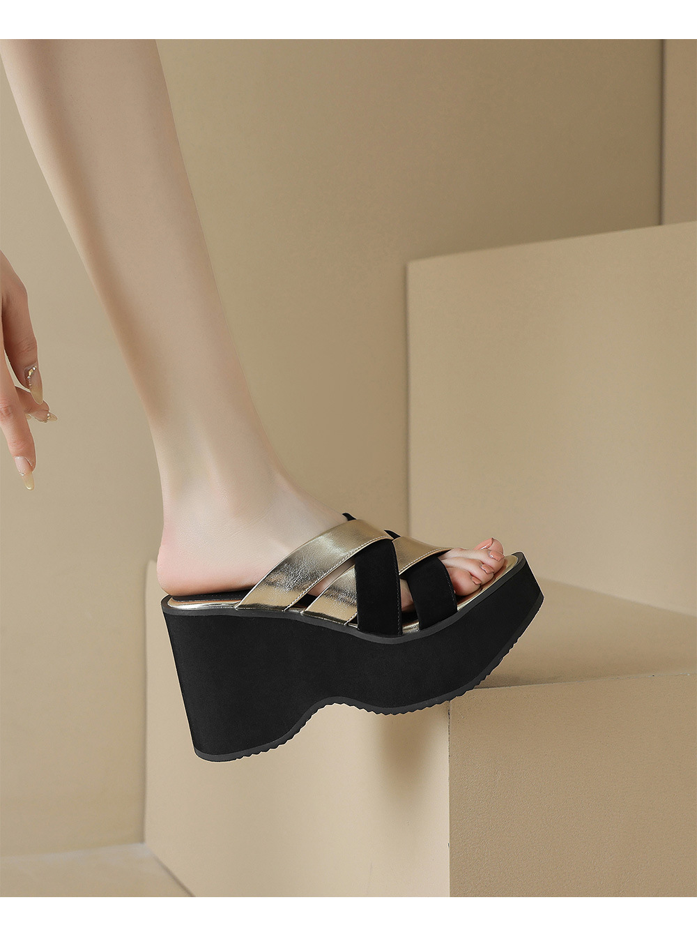 Dép xỏ ngón nữ đế xuồng dày 10cm, hở mũi phối màu mùa hè — đen, vàng, bạc chi tiết 7