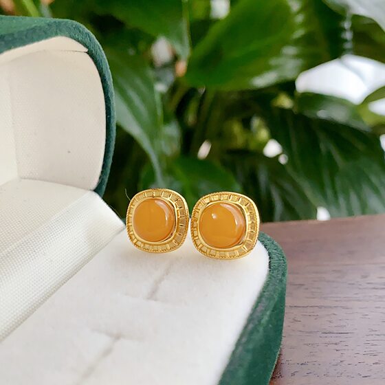 Natural old beeswax earrings S925 silver inlaid amber beeswax earrings retro fidelity high goods can be identification certificate