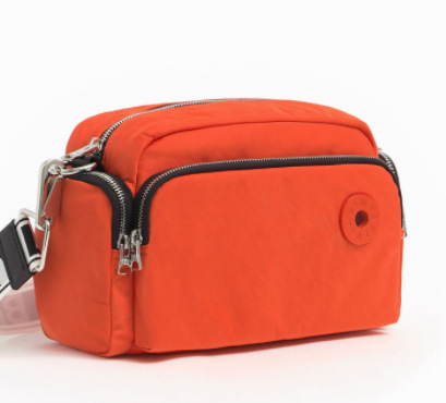 Bimba y Lola redondean el logo de la española Sra. bibmba y Lola bolso diagonal de un hombro