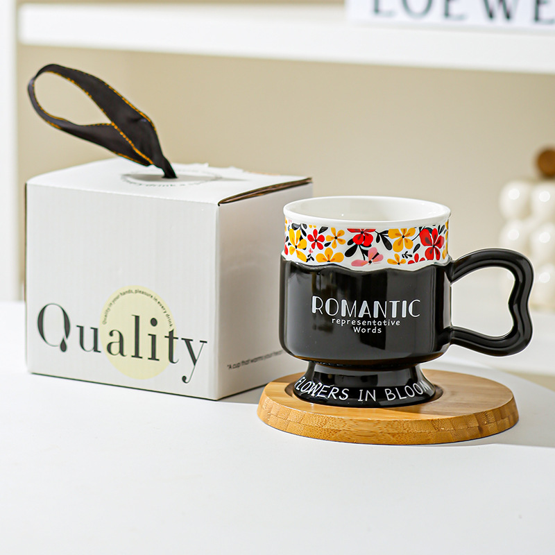 Taza de pie alto retro taza de marca de lujo ligera pareja de cerámica europea taza de leche regalo para mujeres de alto valor facial taza de agua