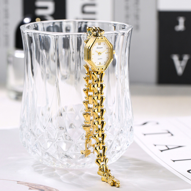 2024 Middle Ancient Bracelet Women's Watch Mini Small Exquisite Small Gold Watch Chinese-made 90's Retro Small Dial Watch