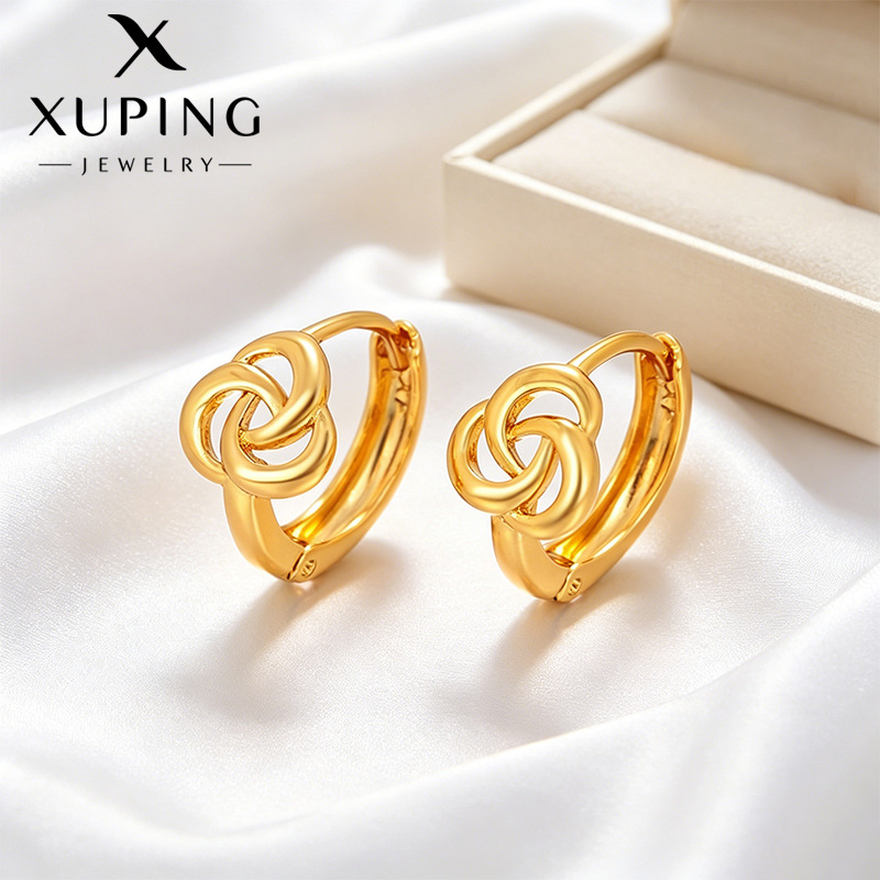 Xuping Europa y los Estados Unidos transfronterizos simples pendientes de flores huecas imitación de oro ligero lujoso nicho de diseño de pendientes al por mayor mujeres
