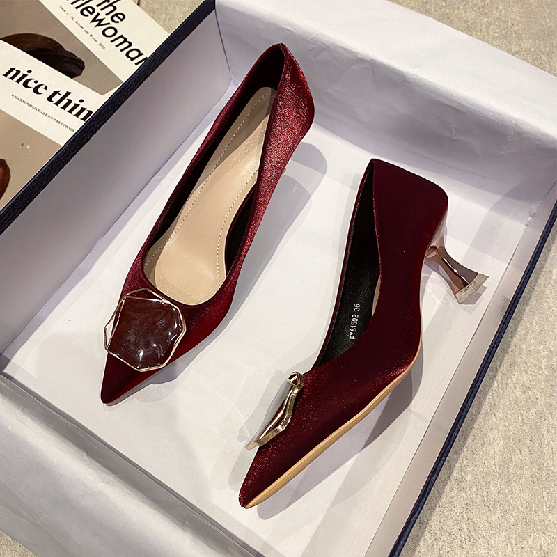 61502-105 Scarpe da sposa rosse con tacco sottile da donna alte bianche 2023 in seta_voghion.com