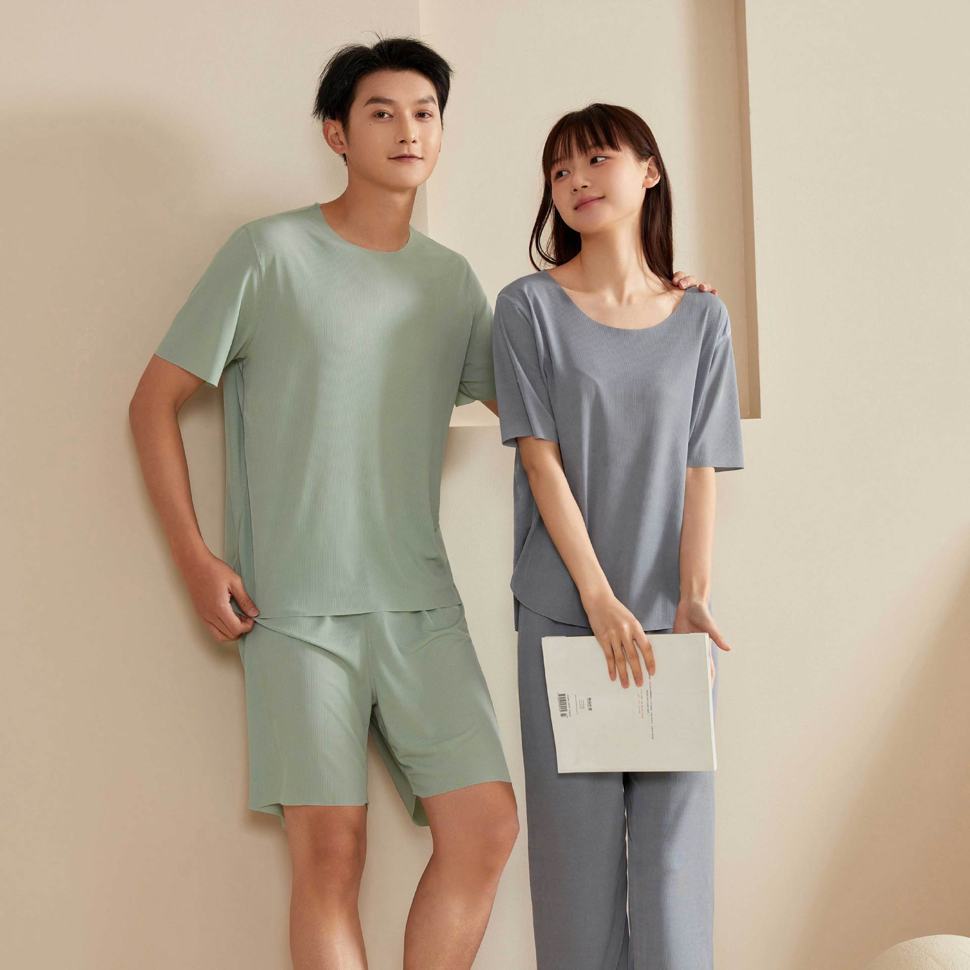 Pijamas de pareja pantalones de pijama de seda de hielo finos de verano nuevo estilo de primavera y verano de manga corta sin costuras cuello redondo traje de servicio a domicilio de talla grande