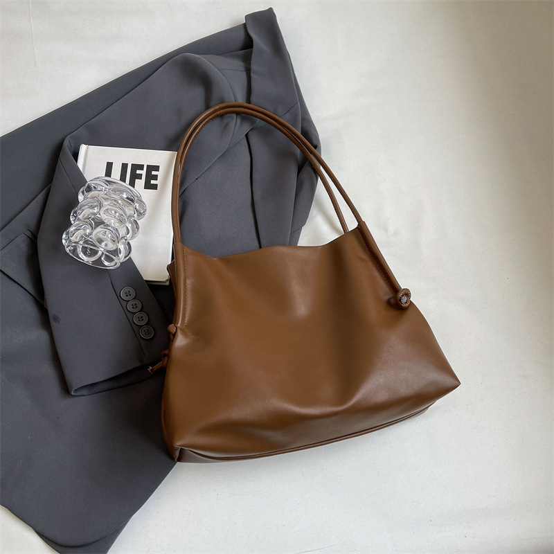 Primavera y verano bolsas populares de gran capacidad para mujeres 2024 nueva moda bolsas de hombro axilar de alta calidad bolsas de viaje