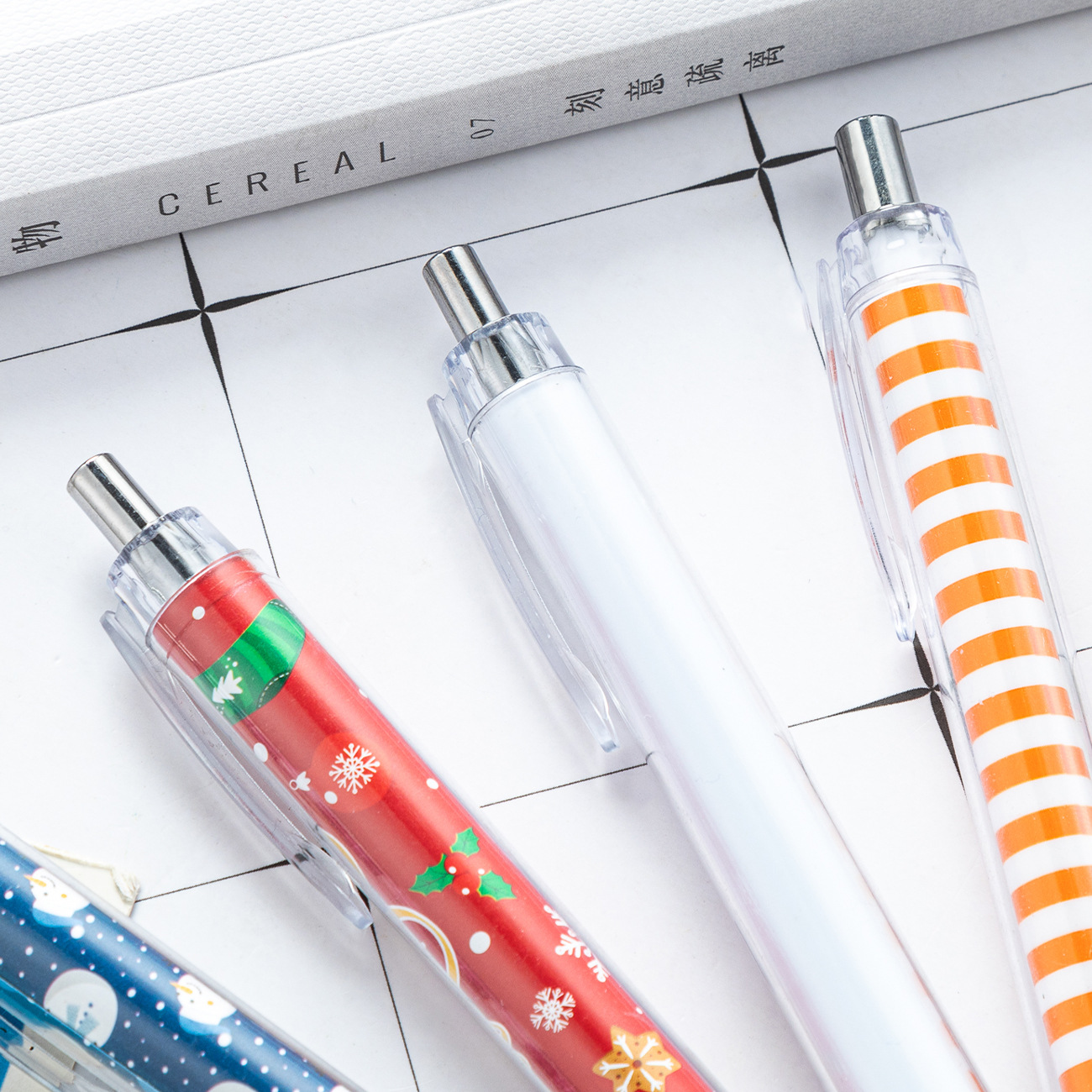 Inner Rod insertar papel rollo de papel plástico bolígrafo DIY hecho a mano dibujos animados pluma blanca convertible impresión película publicidad regalo pluma