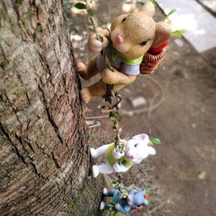 ウサギはロープ樹脂工芸品の花園の庭の木のペンダントを登って飾ります。