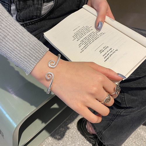 Korean version of retro tight bracelet with old-fashioned patterns and stripes, ethnic style, adjustable opening for men and women 