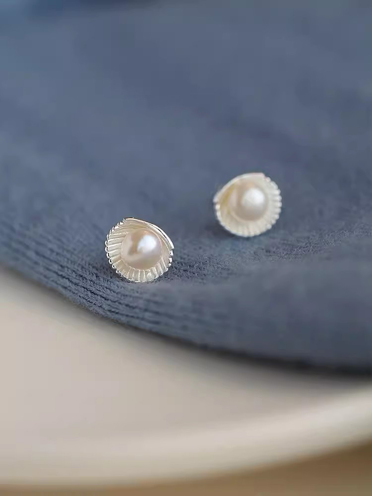 Polished Finish 1 Pair 925 Sterling Silver Freshwater Pearl Shell Ear Studs