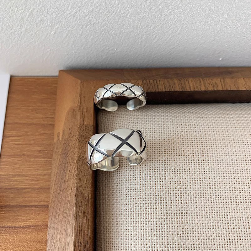 Brand small design ring with diamond pattern