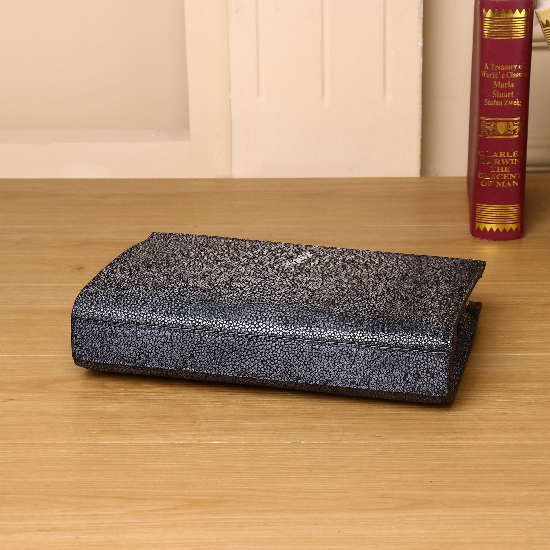 Túi clutch nam họa tiết vảy cá ngọc trai bóng cao cấp chi tiết 1