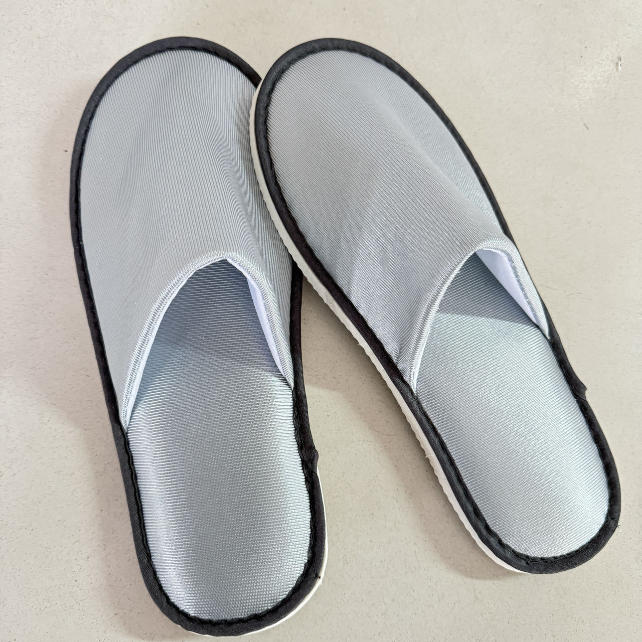 Oil-gloss cloth base