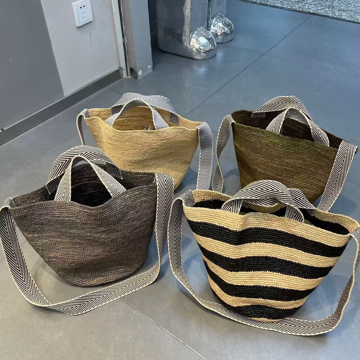 Women's Summer Raffia Woven Bag Large Capacity Crossbody Bag Beach Vacation Bucket Tote Handbag Solid Color - Thumbnail 3