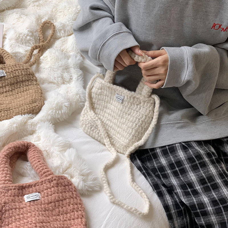 Bolsa de hombro, bolso de mochila para mujeres versátil 2025 nicho de diseño de la atmósfera versátil bolso de lana de punto, bolso de mano de tejido