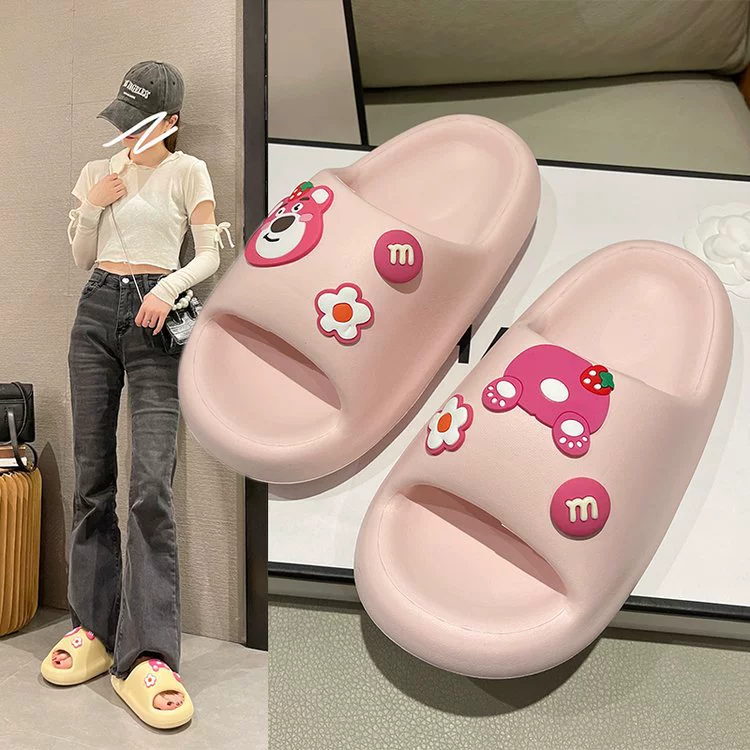 2023 Новые сандалии Женская летняя одежда Внешняя торговля Мода Клубничный медведь Толстая подошва Домашняя ванная комната Пляжные сандалии на ощупь