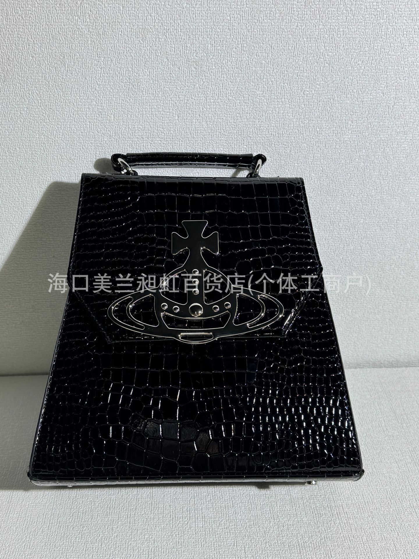 스트라이프 안감이 있는 블랙 하이라이트 백팩