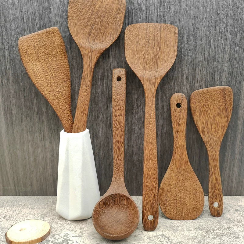 Куриные крылышки? Wait original: "Chicken winged wooden handle spoon spoon, wooden drainage, no sticky pot, no harmful pot house fried cooking kitchen utensils". This is awkward. Translate to Russian maintaining meaning: