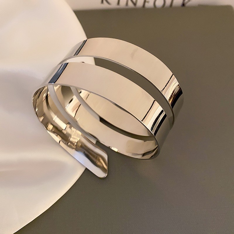 新商品の重工欧米の金属風のブレスレットは精巧で豪華な気質の手環の広い辺の個性の高級感の手飾りの卸売りです。|undefined