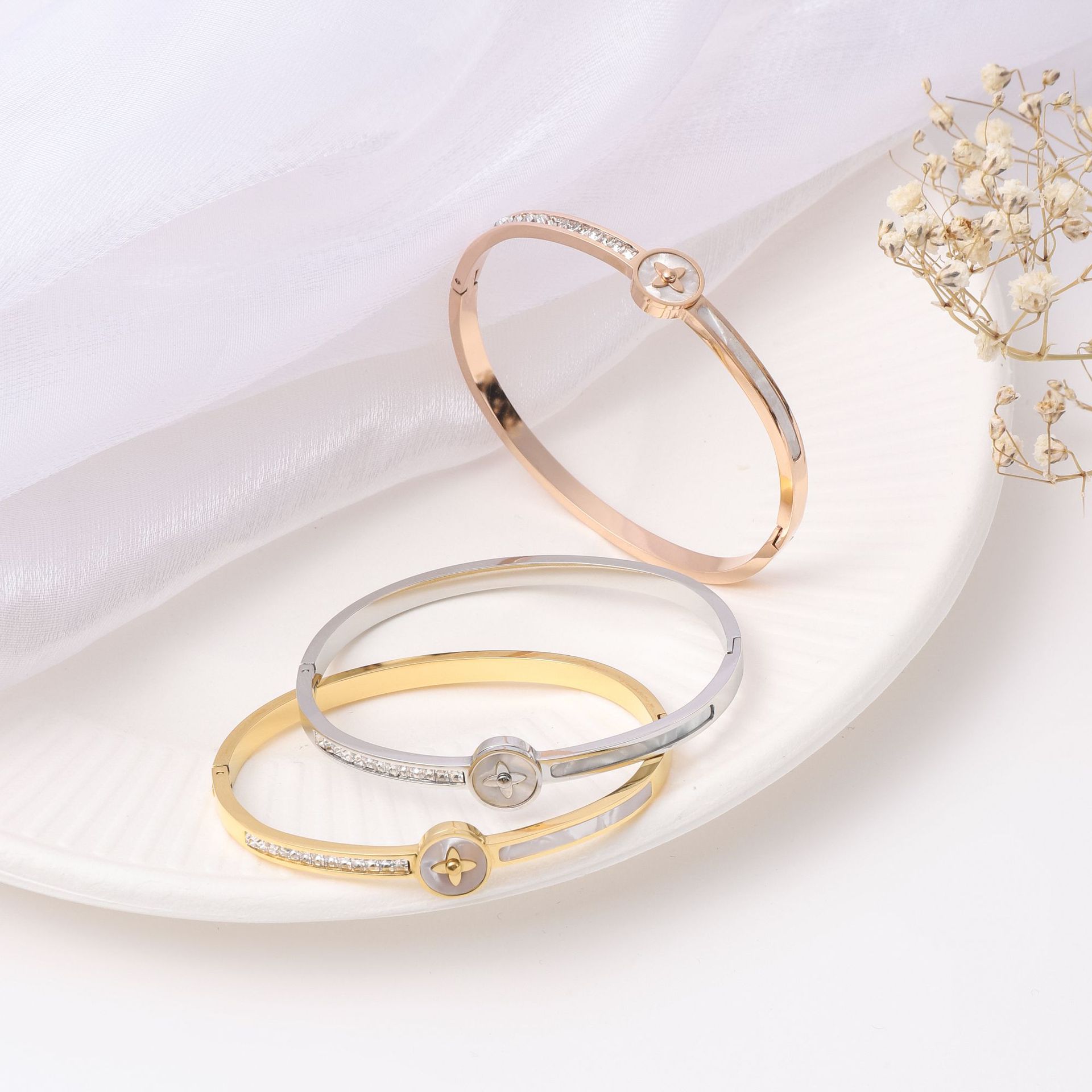 La moda coreana de cuatro hojas con diamantes de fritillaria de 18 quilates de oro ligero de lujo diseño simple de titanio acero pulsera de mujer