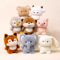 オリジナルのテーブルのお人形の置物が可愛いぬいぐるみのお人形の装飾品に合わせて勉強します。
