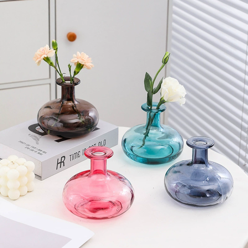 Маленькая свежая стеклянная ваза с гидропонными цветами