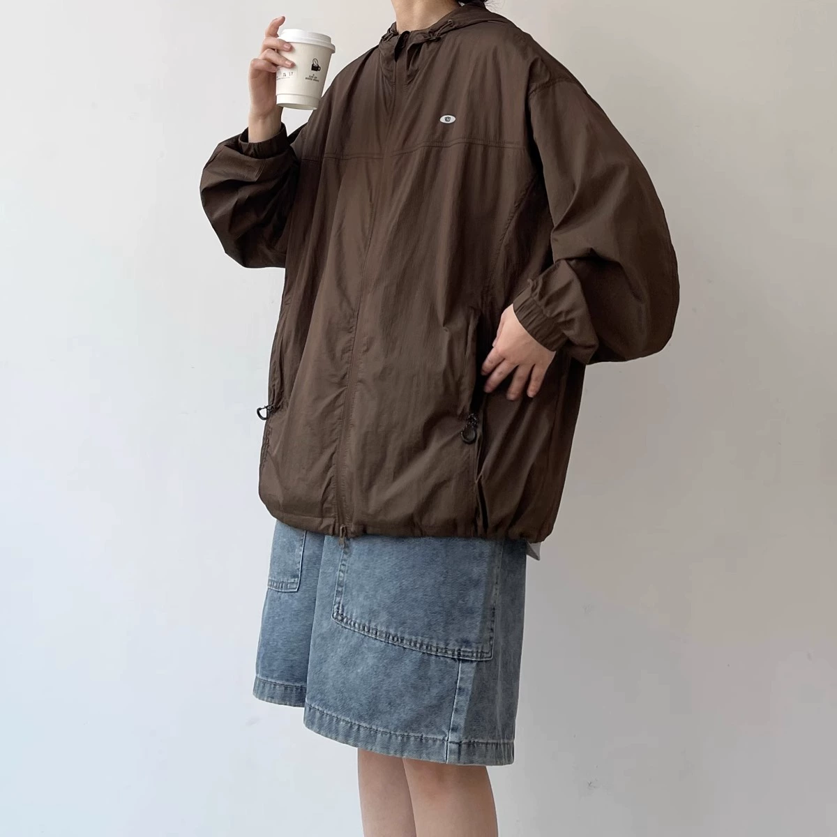 Защитная куртка от солнца-оригинальный метод-сетчатая строчка-светоотражающие полоски на рукавах-регулируемый шнурок по подолу однотонная куртка с капюшоном