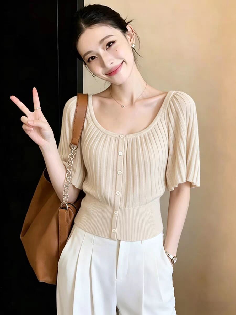 Áo thun ngắn tay nữ phong cách Pháp, chất liệu dệt kim thắt eo, dáng ôm gọn gàng — màu kaki