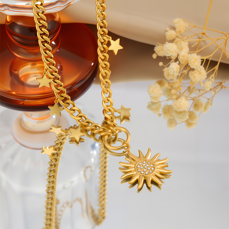 Collar de acero inoxidable de la serie Golden Sun con incrustaciones de diamantes europeos y americanos para mujer Collar de estrella de mango de cadena gruesa de seis estrellas