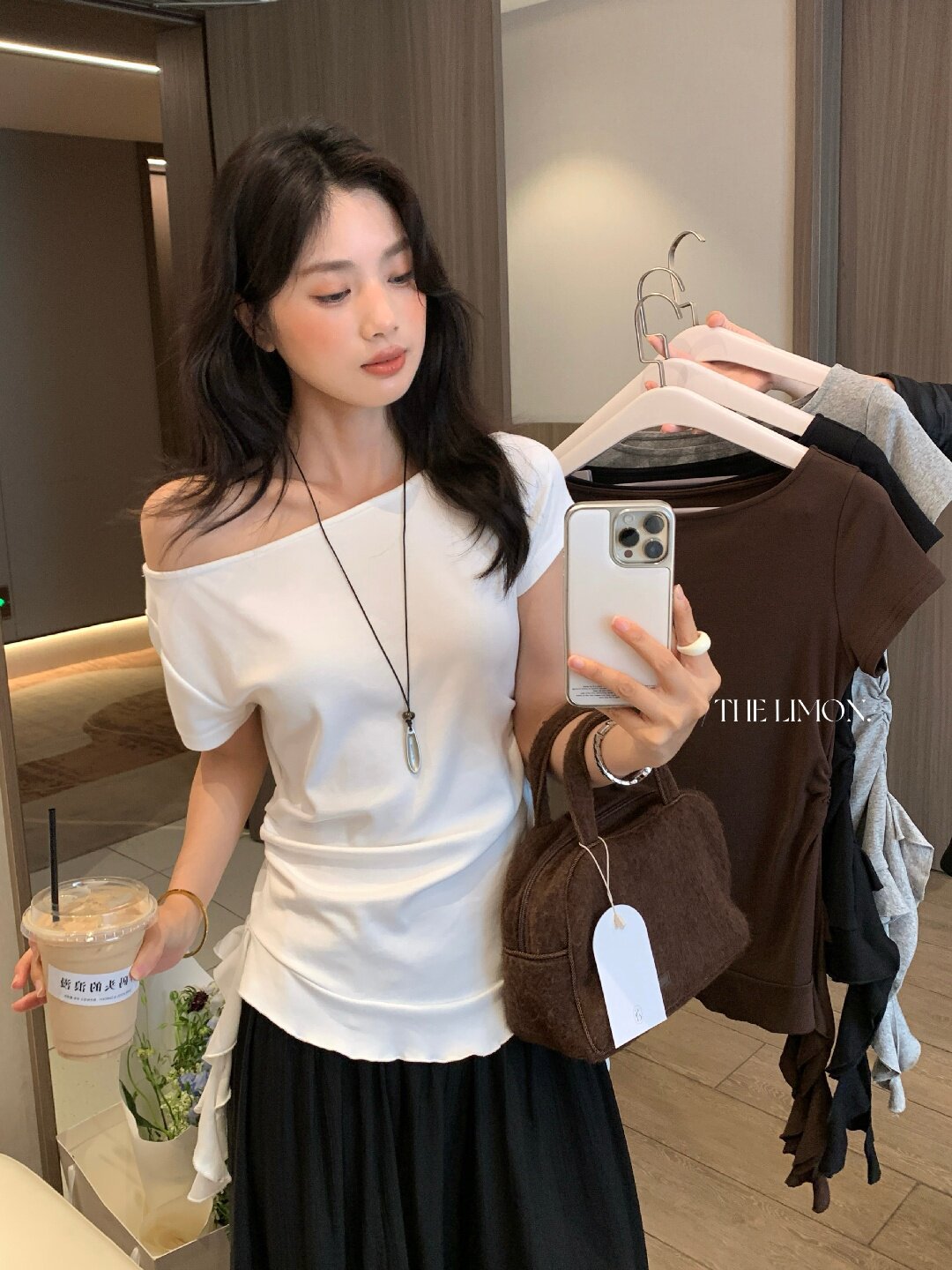 Áo thun nữ tay ngắn thiết kế lệch vai, dây rút eo, phong cách Hàn Quốc — màu đen, Màu cà phê, màu trắng, Xám hoa chi tiết 54