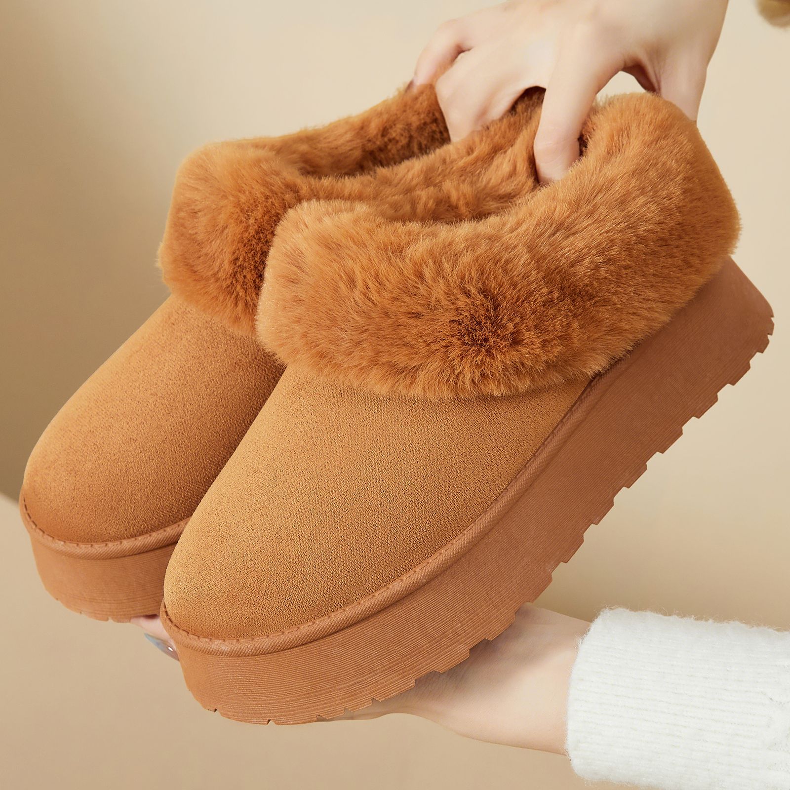 Botas de nieve para mujeres nuevas zapatos de algodón cálidos de altura y botas gruesas de lana para mujeres botas de algodón de fondo grueso botas cortas de moda versátiles