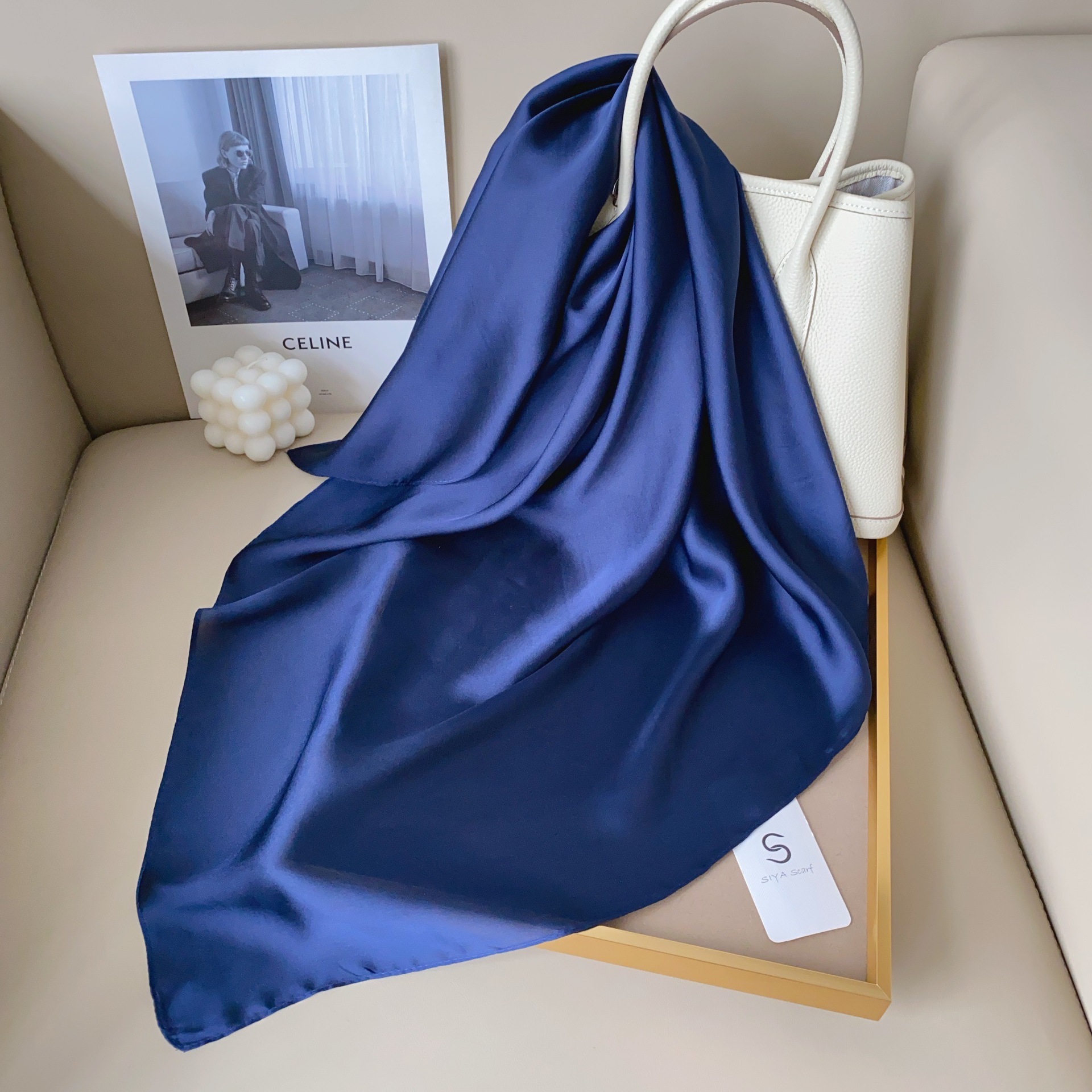 Color sólido pequeña bufanda cuadrada estilo coreano liso de las mujeres simple todo partido primavera y verano Banco Profesional azafata pequeña bufanda Venta caliente