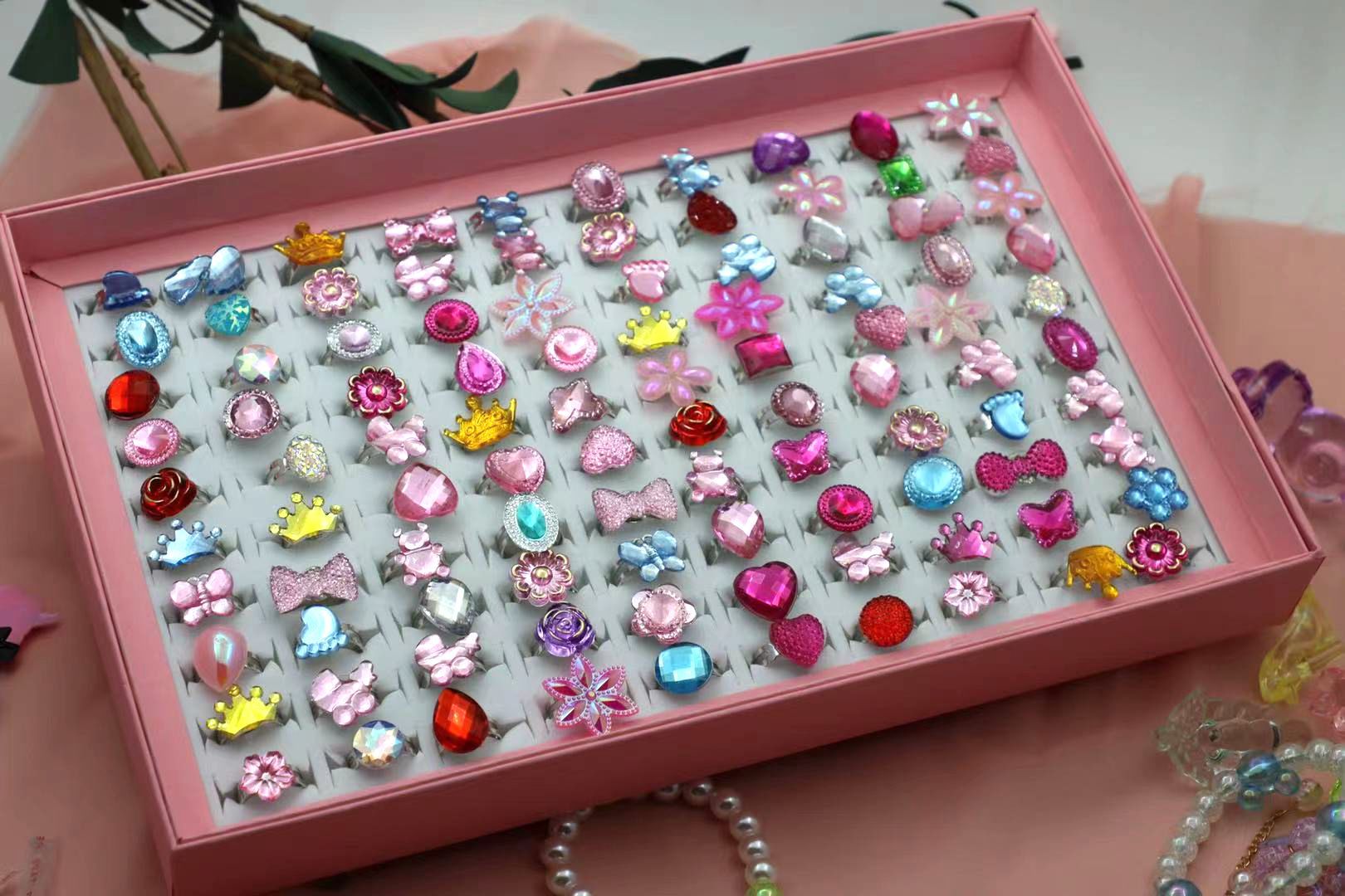 100 Anillos De Hierro En Caja Anillos De Dibujos Animados Anillos De Acrílico Anillos De Plástico En Caja De Resina Para Niños display picture 1