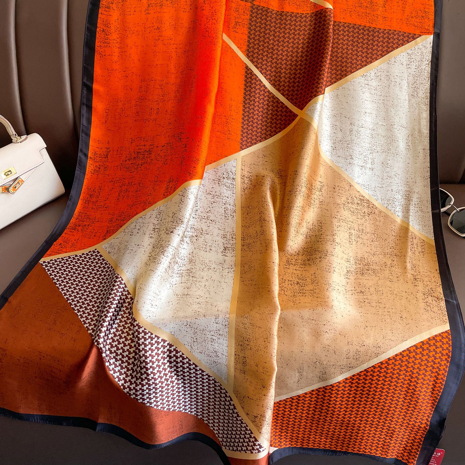 Primavera y otoño nueva moda geométrica color a juego nuevo chal de satén de seda bufanda de seda ligera toalla de playa de protección solar de seda artificial para mujeres