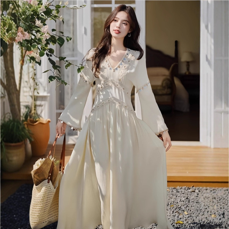 Bohemian Style Retro Long-Sleeved Dress with a Beautiful and Elegant Waist-Cinching Design, Suitable for Spring and Autumn