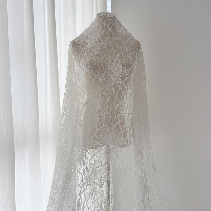 Vestido ajustado de encaje estilo francés con patrones de patchwork, modelo nuevo verano 2026, elegante y seductor.