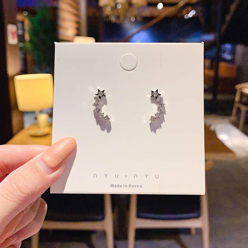 Retro estilo de estilo de puerto pernos femeninos 2025 nuevo popularidad en línea nicho de alta sensación pendientes orejetas de oro versátiles