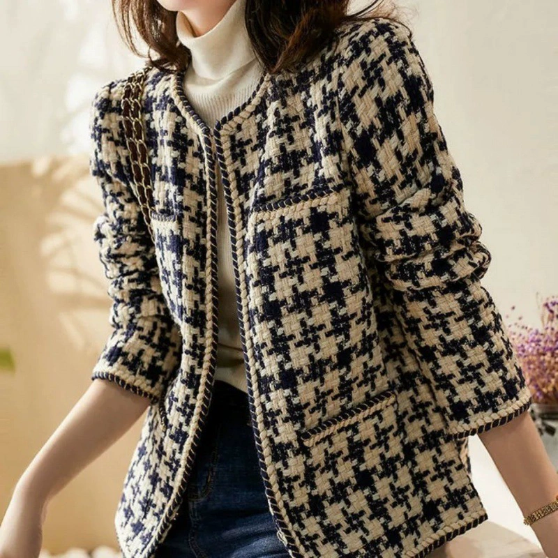 Down Jacket 2023 - Chanel-Style Fitted Tweed Bouclé Coat for Timeless Elegance