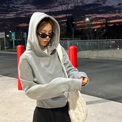 灰色短款连帽卫衣女2025新款正肩显瘦早秋季穿搭修身内搭上衣女款