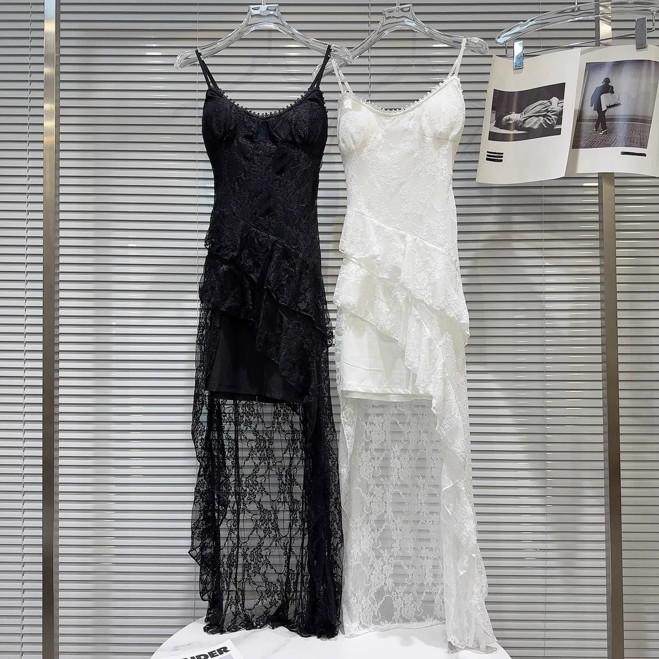 Сетка красная та же летняя 2025 новая французская леди с диагональной кружевной юбкой, сшитой длинное платье с подтяжкой