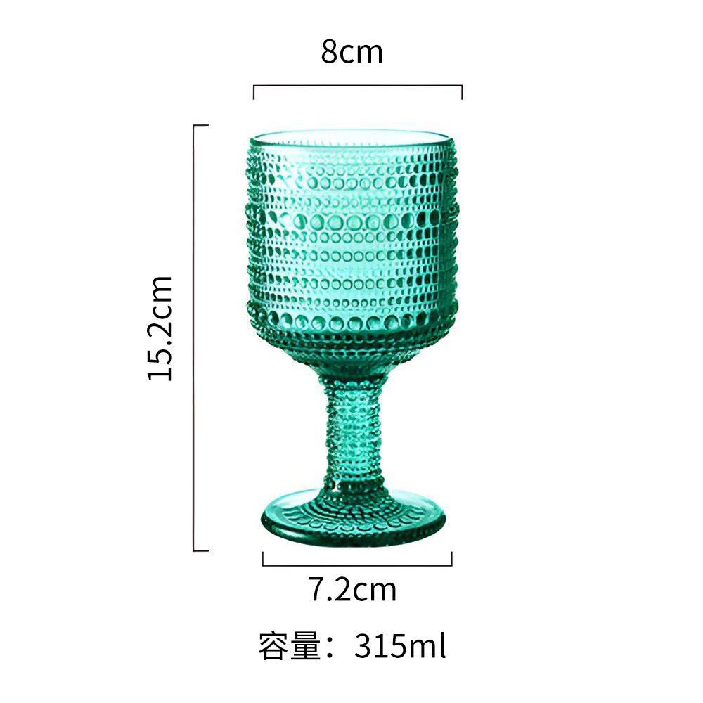 Caza de vino con cuentas azules en el cielo