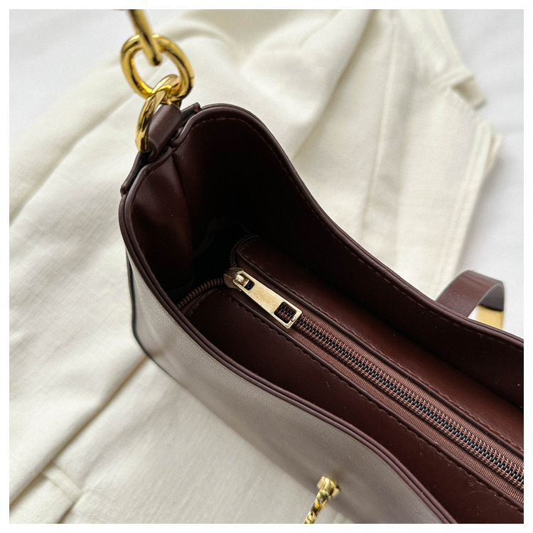 Textured lock buckle Korean style shoulder bag new style 2024 autumn and winter temperament commuter motorcycle bag fashionable style armpit bag _voghion.com