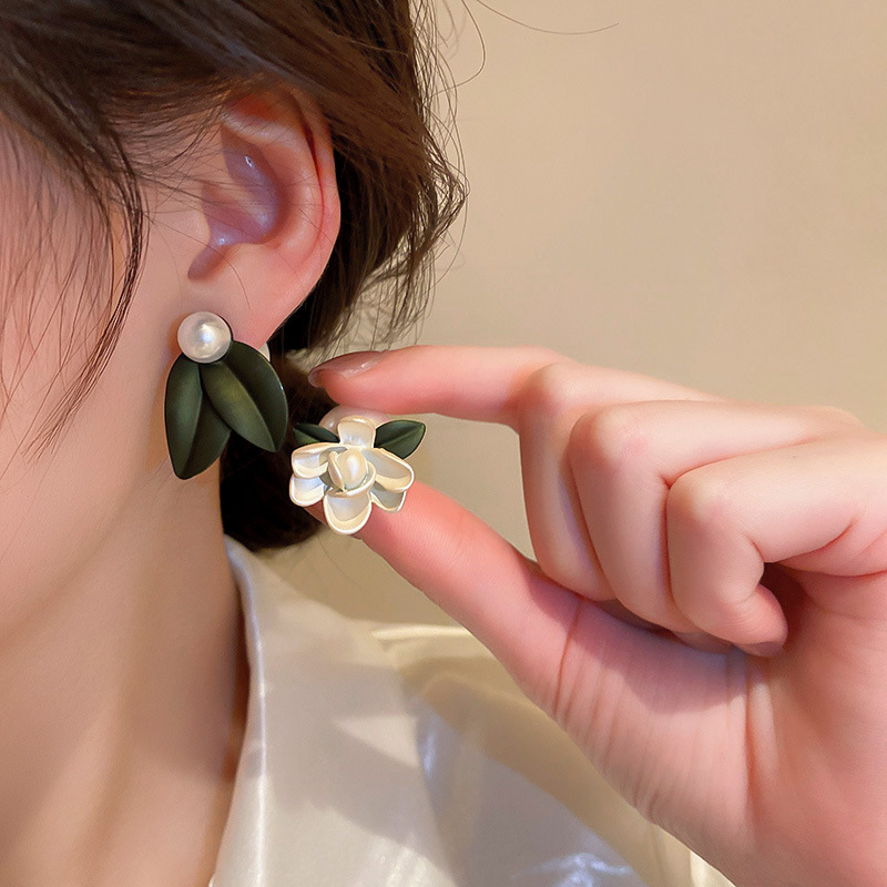 Korean Style Asymmetric Pearl Flower Leaf Alloy Earrings Wholesale display picture 1