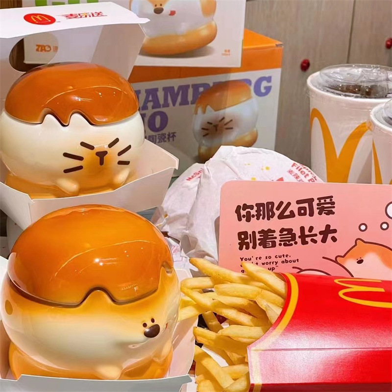 ハンバーグ猫と犬のカップルセラミックマグ|undefined